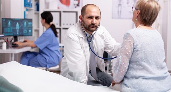 Cardiólogos - Mujer en consulta de cardiología con uno de los mejores cardiólogos en Sevilla