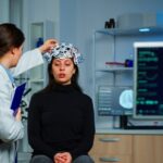 Neurólogos - Paciente mujer siento evaluada con una exploración neurológica por uno de los mejores neurólogos en Sevilla