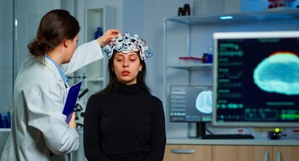 Neurólogos - Paciente mujer siento evaluada con una exploración neurológica por uno de los mejores neurólogos en Sevilla