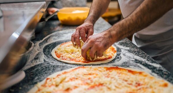 Pizzerías - Chef realizando la pizza italiana en una de las mejores pizzerías en Sevilla