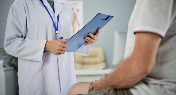Urólogos - Hombre en una consulta de urología con los mejores urólogos en Sevilla