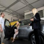 Concesionarios de coches de segunda mano - Hombre y mujer observando coches usados en uno de los mejores concesionarios de coches de segunda mano en Sevilla