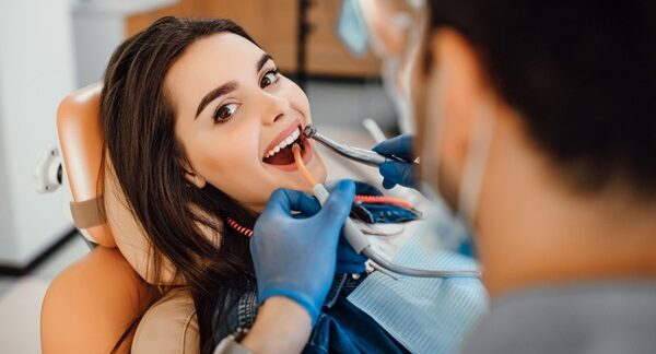 Dentistas - Mujer en consulta de odontología en la clínica dental con los mejores dentistas en Sevilla