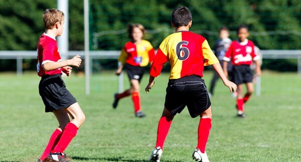 Escuelas de fútbol - Jóvenes en clases de fútbol en una de las mejores escuelas de fútbol en Sevilla