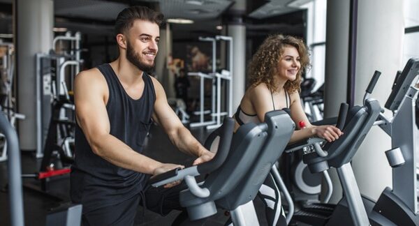 Gimnasios - Hombre y mujer haciendo ejercicios en clases fitness de uno de los mejores gimnasios en Sevilla