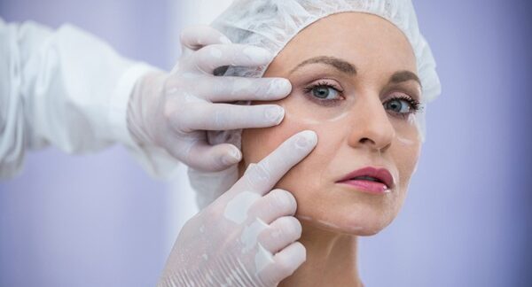 Mejores cirujanos plásticos - Mujer realizándose un tratamiento de cirugía estética con uno de los mejores cirujanos plásticos en Sevilla