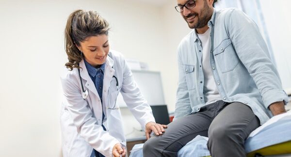 Mejores ortopedistas de rodilla - Hombre en consulta de traumatólogo para revisar la rodilla con uno de los mejores ortopedistas de rodilla en Sevilla
