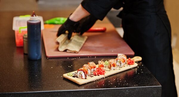 Mejores restaurantes japoneses - Chef de restaurante comida japonesa preparando un sushi en uno de los mejores restaurantes japoneses en Sevilla
