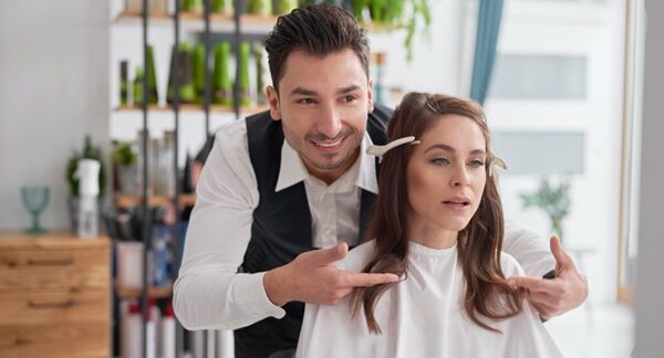 Peluqueros - Mujer en un salón de belleza arreglándose el cabello con uno de los mejores peluqueros en Sevilla