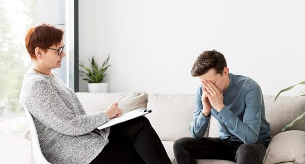 Psiquiatras - Hombre en consulta de psiquiatra privado con uno de los mejores psiquiatras en Sevilla