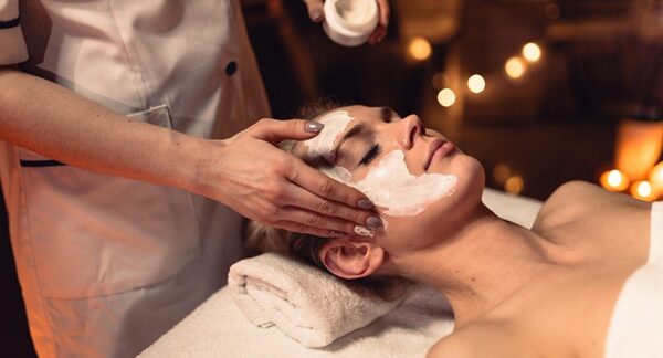 Spas - Mujer disfrutando un día de spa y masajes de relajación facial en uno de los mejores spas en Sevilla