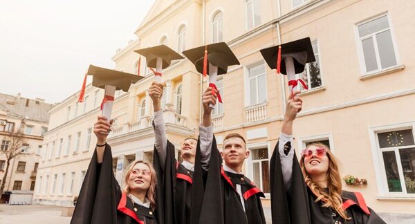 Universidades privadas - Estudiantes celebrando su graduación en una de las mejores universidades privadas en Sevilla