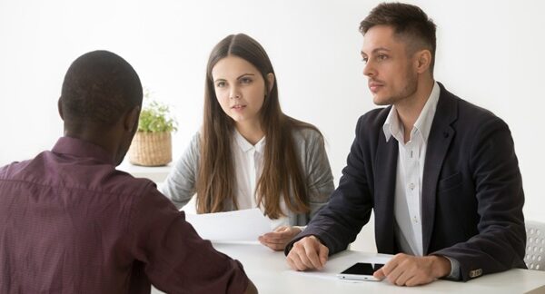 Abogados de divorcio - Abogado reconocido como uno de los mejores abogados de divorcio en Sevilla atendiendo la separación de una pareja que quiere divorciarse