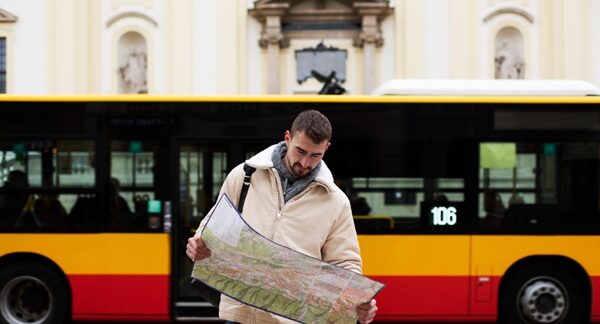 Autobús turístico - Hombre haciendo turismo en trasporte turístico reconocido como uno de los mejores autobús turístico de Sevilla