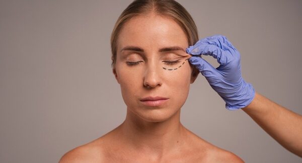 Cirujanos de blefaroplastia - Mujer realizándose un tratamiento para los párpados caídos con uno de los mejores cirujanos de blefaroplastia en Sevilla