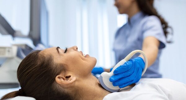 Cirujanos de tiroides - Mujer en consulta médica para evaluar problemas de hipotiroidismo o hipertiroidismo con uno de los mejores cirujanos de tiroides en Sevilla