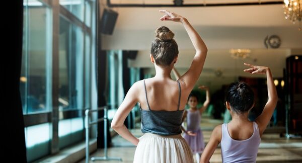 Escuelas de danza - Profesora de una academia de baile dando clases de danza a una niña en una de las mejores escuelas de danza en Sevilla