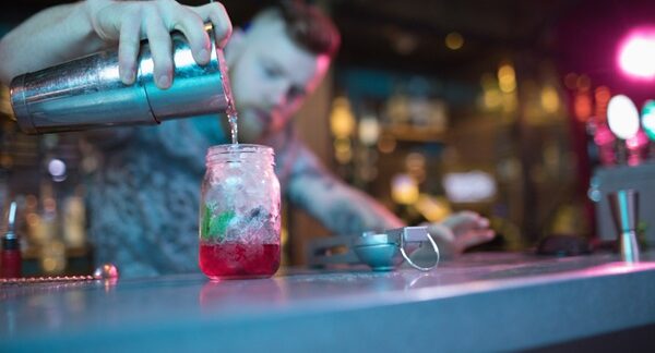 Bares de cocktail - Experto en coctelería preparando un trago de bar de coctails en uno de los mejores bares de cocktail de Sevilla