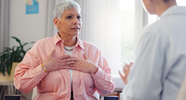 Centros de menopausia - Mujer en edad de la menopausia visitando uno de los mejores centros de menopausia de Sevilla para tratar los síntomas de la menopausia