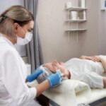 Centros de ozonoterapia - Médico realizando un tratamiento para el dolor a una mujer con terapia de ozono en uno de los mejores centros de ozonoterapia de Sevilla