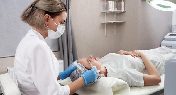 Centros de ozonoterapia - Médico realizando un tratamiento para el dolor a una mujer con terapia de ozono en uno de los mejores centros de ozonoterapia de Sevilla
