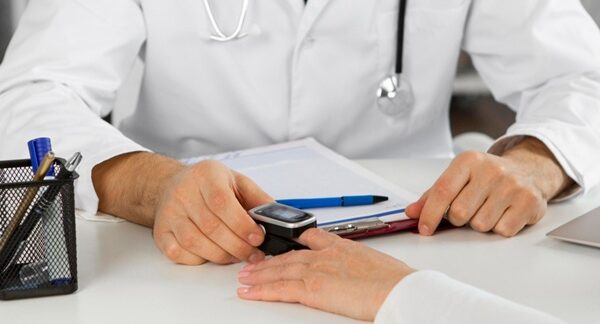 Diabetes - Médico evaluando a un paciente diabético con glucosa alta en uno de los mejores centros de diabetes de Sevilla