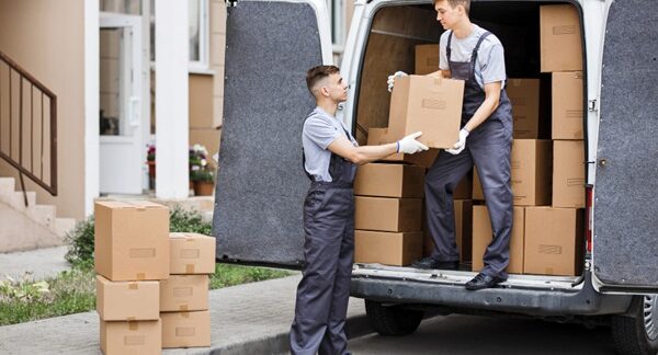 Empresas de mudanza - Transporte de mudanza realizando un servicio mudanza con personal cualificado reconocida como una de las mejores empresas de mudanza en Sevilla