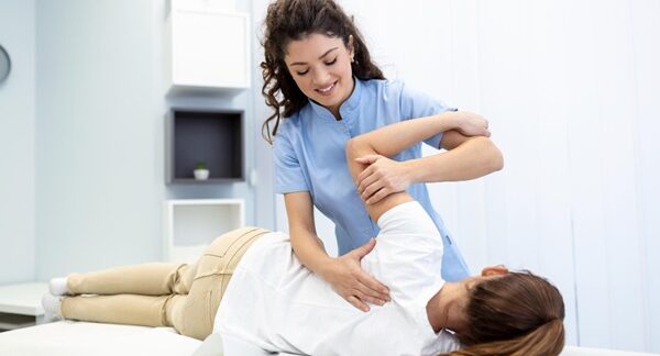 Fisiatras - Fisioterapeuta reconocido como uno de los mejores fisiatras de Barcelona realizando un tratamiento de fisioterapia a una mujer
