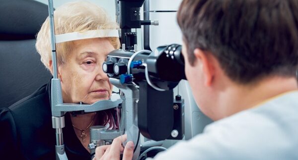 Intervención de cataratas - Oftalmólogo evaluando a una mujer para determinar el precio operación de cataratas en uno de los mejores centros para intervención de cataratas de Sevilla