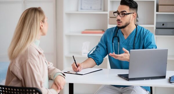Linfólogos - Médico experto en linfología considerado como uno de los mejores linfólogos de Barcelona evaluando a una mujer con problemas del sistema linfático
