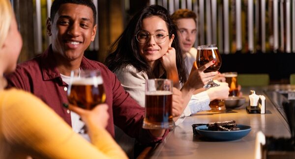Mejores pub - Personas en un bar bebiendo copas de cerveza en uno de los mejores pub de Sevilla