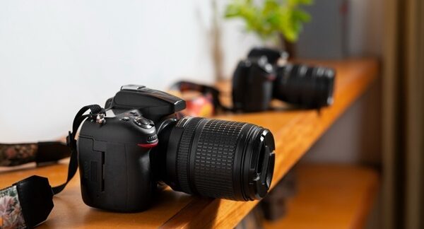 Tiendas de fotografía - Exhibición de cámaras digitales para realizar fotografías profesionales en una de las mejores tiendas de fotografía de Sevilla