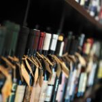 Tiendas de vino - Exhibición de vinatería para comprar vinos en una de las mejores tiendas de vinos de Sevilla