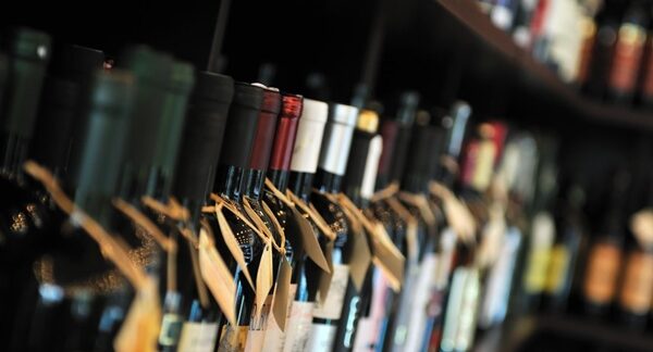 Tiendas de vino - Exhibición de vinatería para comprar vinos en una de las mejores tiendas de vinos de Sevilla