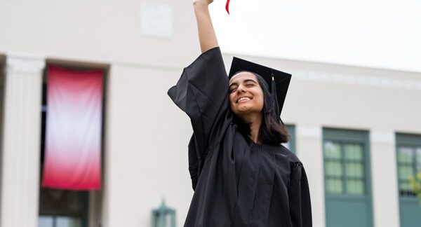 Carreras mejor pagadas - Mujer recién graduada de la mejor carrera para estudiar en busca de profesiones en los trabajos mejor pagados