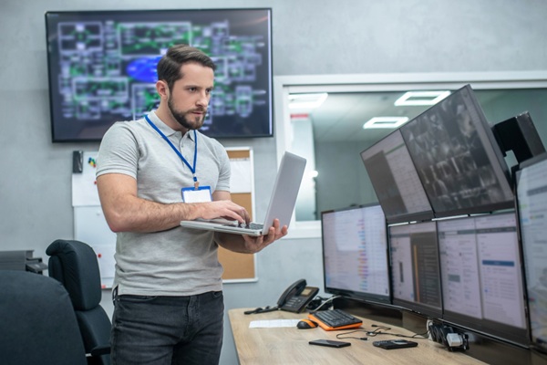 Estudiante graduado de Ingeniería Informática, una de las mejores carreras mejor pagadas en Sevilla