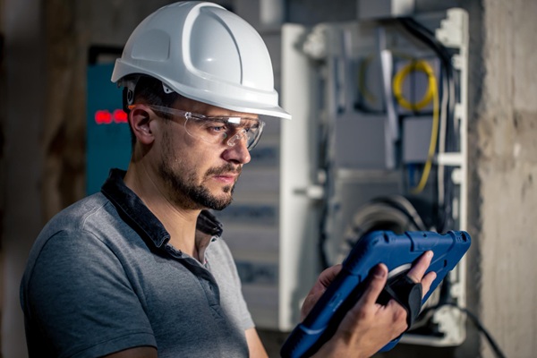 Estudiante graduado de Ingeniería Eléctrica, una de las mejores carreras mejor pagadas en Sevilla