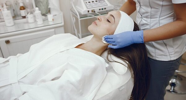 Clínicas de bótox - Mujer en una de las mejores clínicas de bótox Sevilla recibiendo un tratamiento con toxina botulínica
