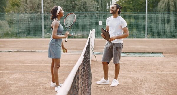 Escuelas de tenis - Instructor dando clases de tenis en el club de una de las mejores escuelas de tenis de Sevilla