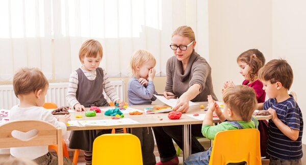 Guarderías - Maestra de escuelas infantiles y guarderías privadas educando mientras realiza el cuidado de niños en una de las mejores guarderías de Sevilla
