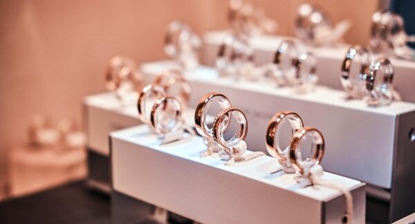 Joyerías - Exhibición de joyas de una joyería exclusiva realizada por joyero de manera artesanal en una de las mejores joyerías de Sevilla