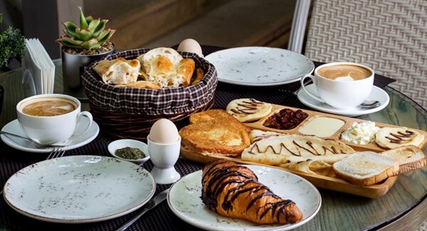 Lugares para desayunar - Presentación del desayuno en cafetería de sitios chulos para desayunar en uno de los mejores lugares para desayunar en Sevilla