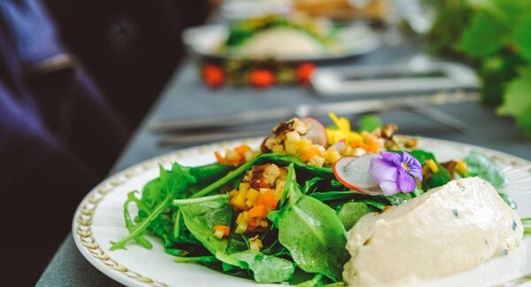 Restaurantes vegetarianos - Presentación de comida vegetariana del restaurante con menú vegano reconocido como uno de los mejores restaurantes veganos de Sevilla