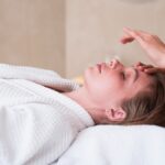 Centros de reiki - Mujer recibiendo un masaje reiki en uno de los mejores centros de Reiki en Sevilla