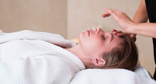 Centros de reiki - Mujer recibiendo un masaje reiki en uno de los mejores centros de Reiki en Sevilla