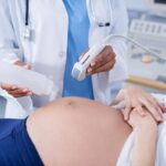 Clínicas de fertilidad - Médico especialista en inseminación artificial evaluando un embarazo por reproducción asistida en una de las mejores clínicas de fertilidad en Sevilla