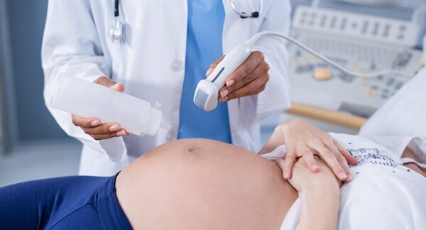 Clínicas de fertilidad - Médico especialista en inseminación artificial evaluando un embarazo por reproducción asistida en una de las mejores clínicas de fertilidad en Sevilla