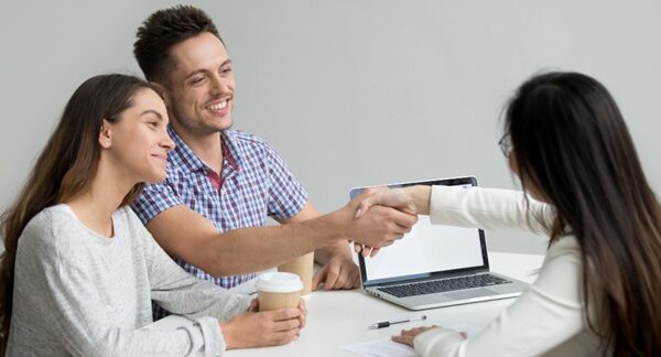 Compañías de seguros - Personas en la oficina de seguros adquiriendo seguros baratos con una compañía aseguradora reconocida como una de las mejores compañías de seguros de Sevilla
