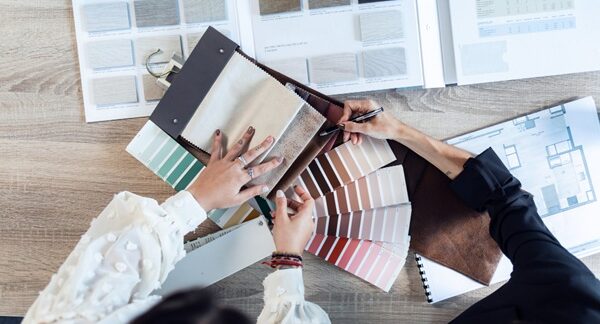 Diseño de interiores - Experto en interiorismo de una de las mejores empresas de diseño de interiores en Sevilla realizando un boceto de decoración de interiores