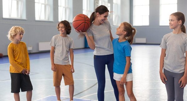 Escuelas de baloncesto para niños - Niños jugando baloncesto infantil en escuelas de basket reconocidas como las mejores escuelas de baloncesto en Sevilla